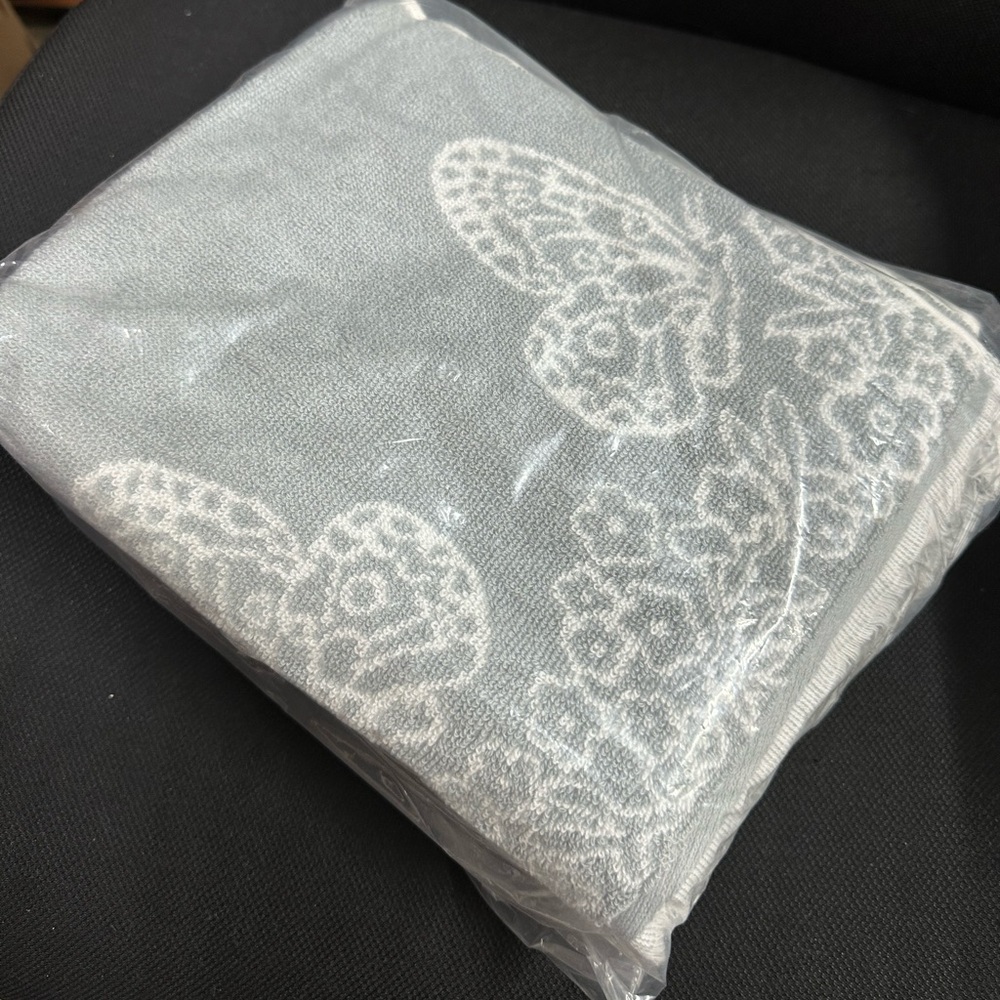 Pioneer Woman Silver Butterfly
4 Pack Hand Towel Bundle